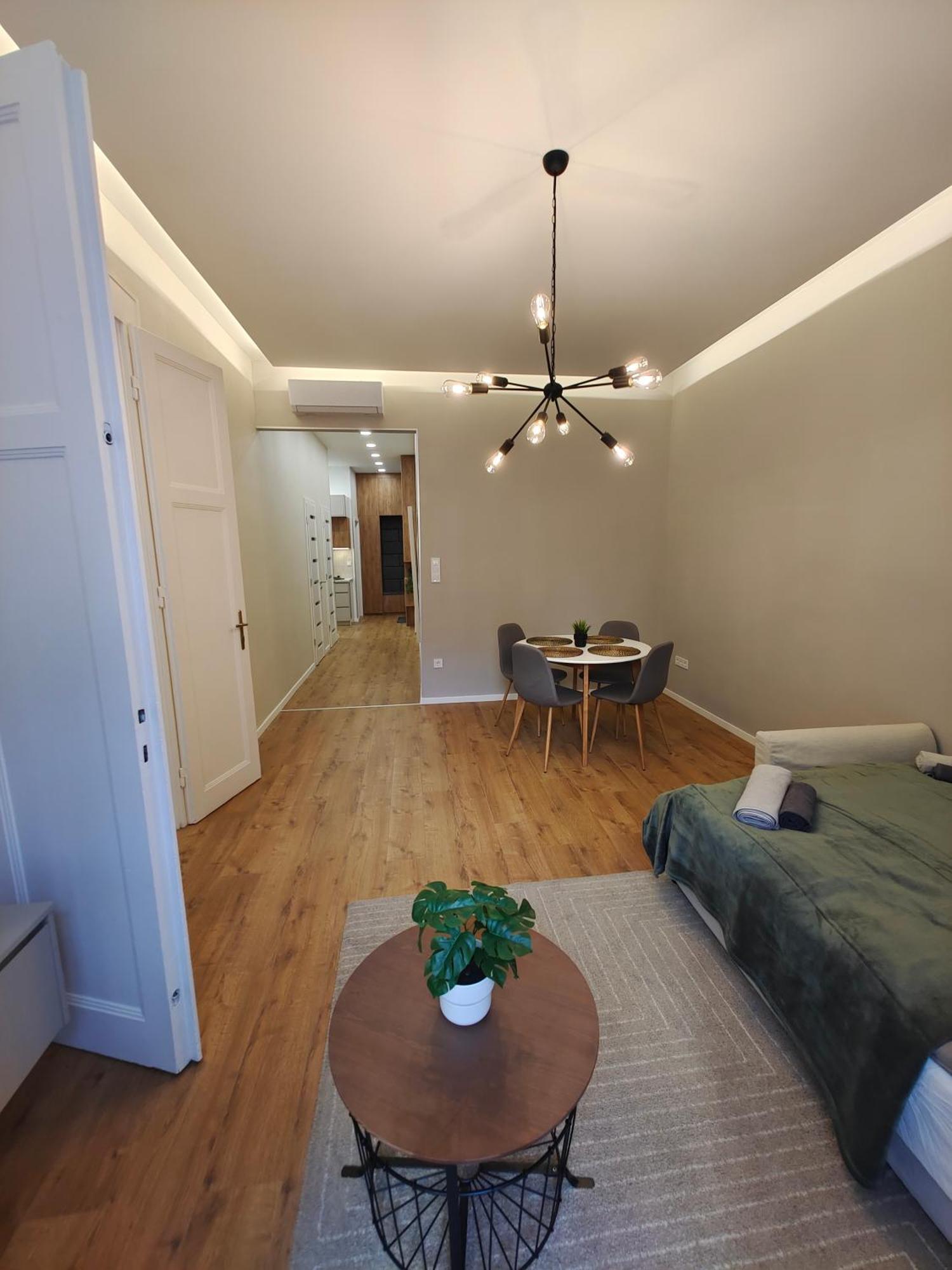 City Center 2, Cozy And Modern 2Br In The City Center Будапеща Екстериор снимка