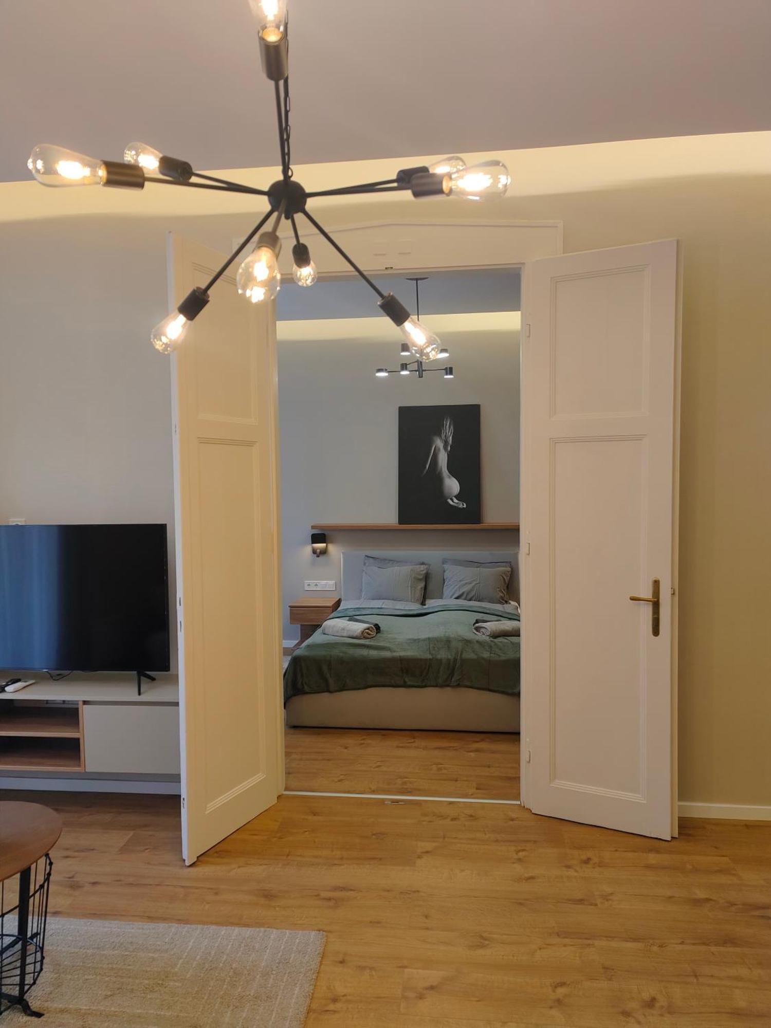 City Center 2, Cozy And Modern 2Br In The City Center Будапеща Екстериор снимка